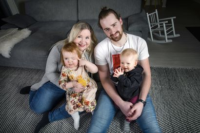 Hyvä tukiverkosto auttoi korona-aikana – Oona Raution ja Leevin Juuson perheeseen syntyi toinen lapsi vauva-arjen ja rakennuspuuhien keskelle