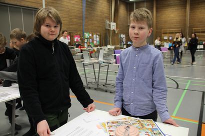 Pudasjärven Hirsikampuksella järjestettiin ensimmäistä kertaa koulun omat kirjamessut – messuilla ratkottiin muun muassa innokkaasti arvoituksia ja kuunneltiin lukumummojen lukemista