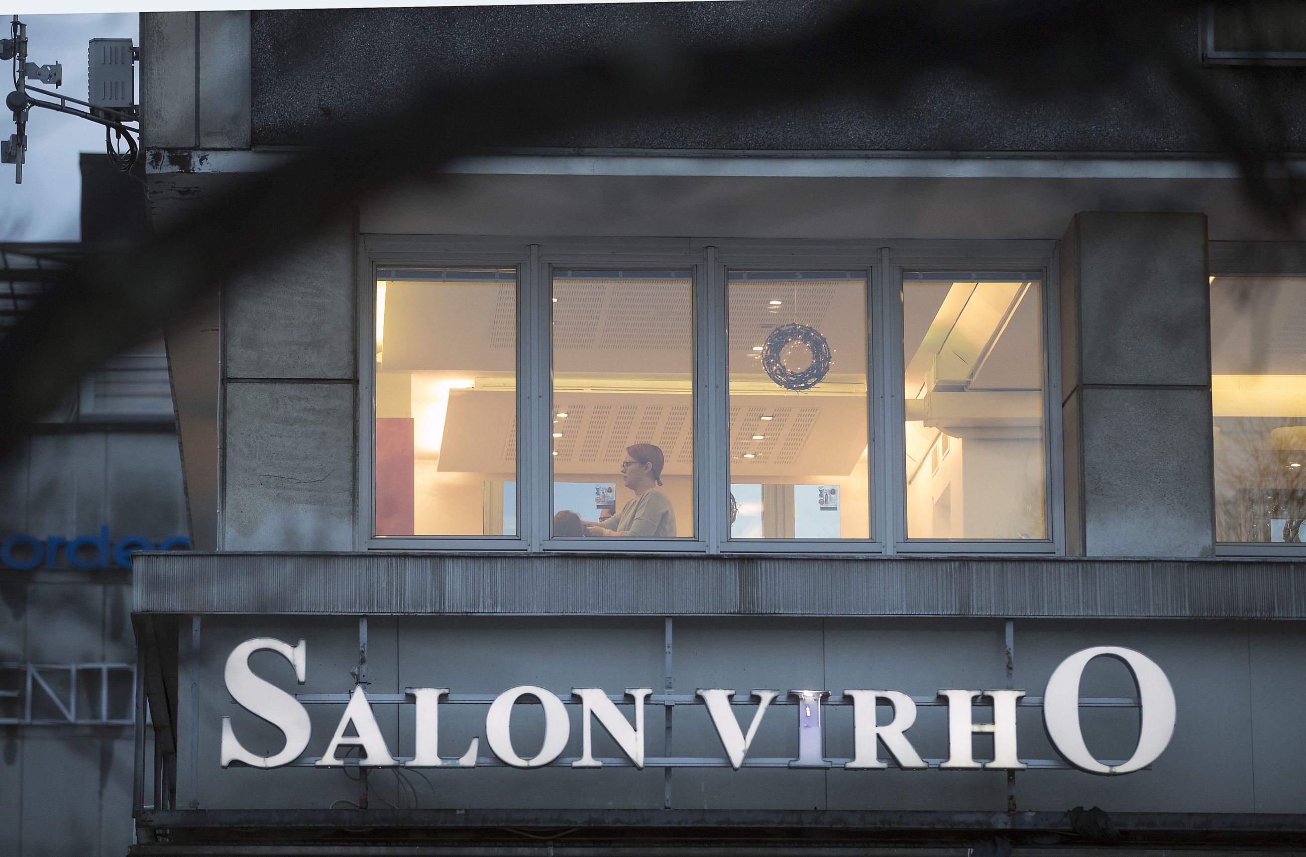 Oulun Yrittäjät palkitsi vuoden yrittäjänä Salon Virhon – kolmessa  sukupolvessa toiminut parturi-kampaamo avasi ovensa vuonna 1942 | Kaleva