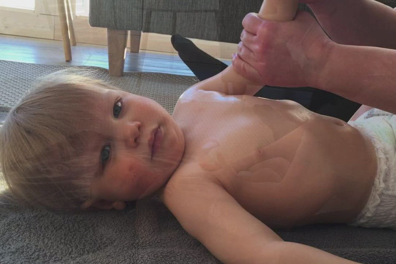 Kempeleläisen IlonSylin Anita Syrjä näyttää vinkit vauvahierontaan – myös vanhempien hyvinvoinnista tulee pitää huolta