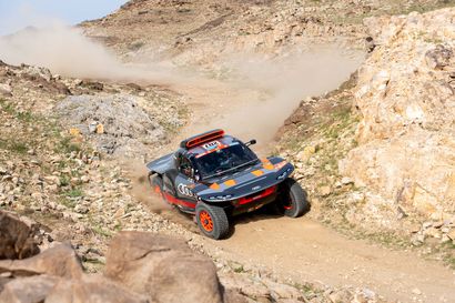 Rallilegendat Sainz ja Loeb ottivat Dakar-rallin komentoonsa