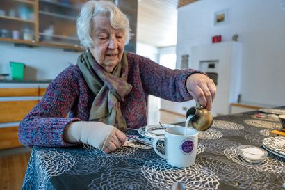 Oulussa asuvalle Pauline Collingswoodille teenjuonti on yhtä tärkeä rituaali kuin saunominen suomalaisille – Britit nauttivat teetä kotikatsomoissa ja seuraavat kruunajaisia