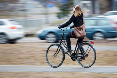 Kaksi pyöräilijää törmäsi toisiinsa Oulussa, molemmat ensihoitoon – kummallakaan ei kypärää päässä