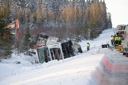Säiliöauto ojaan Siikalatvalla, tuhansia litroja dieselöljyä maaperässä – raivaustyöt kestivät koko päivän