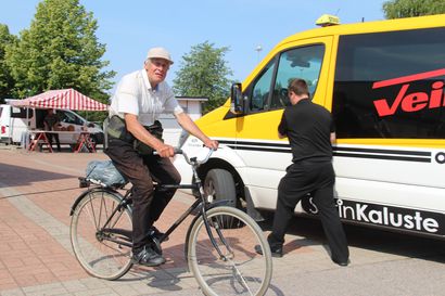 Seppo Jylänki luottaa vanhaan polkupyöräänsä, päivämatkat ovat useita kymmeniä kilometrejä ympäri vuoden
