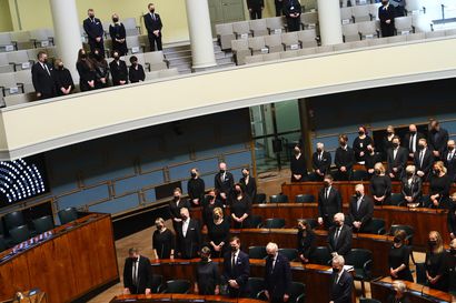 Suru valtasi eduskunnan – vaimo ja läheisiä osallistui Ilkka Kanervan muistoksi järjestettyyn hiljaiseen hetkeen