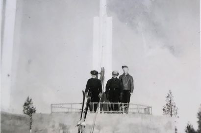 Hiihtäjäpojat lipputangon juurella: kuvakin sen todistaa, että Ounasvaaran Juhannuskallion betonijalustat on tehty lipputankoja varten