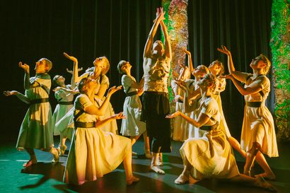 Arvio: Mahla virtaa näyttämöllä kauniina – oululaisen balettituotanto Tenhon neljäs kantaesitys vakuuttaa visuaalisuudellaan