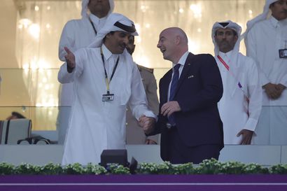 Emiirin ja Fifan puheenjohtajan naureskelu loppui, kun kisaisäntä Qatar joutui Ecuadorin nolaamaksi MM-avauksessa – Kunnia-aition reaktioita ei enää näytetty