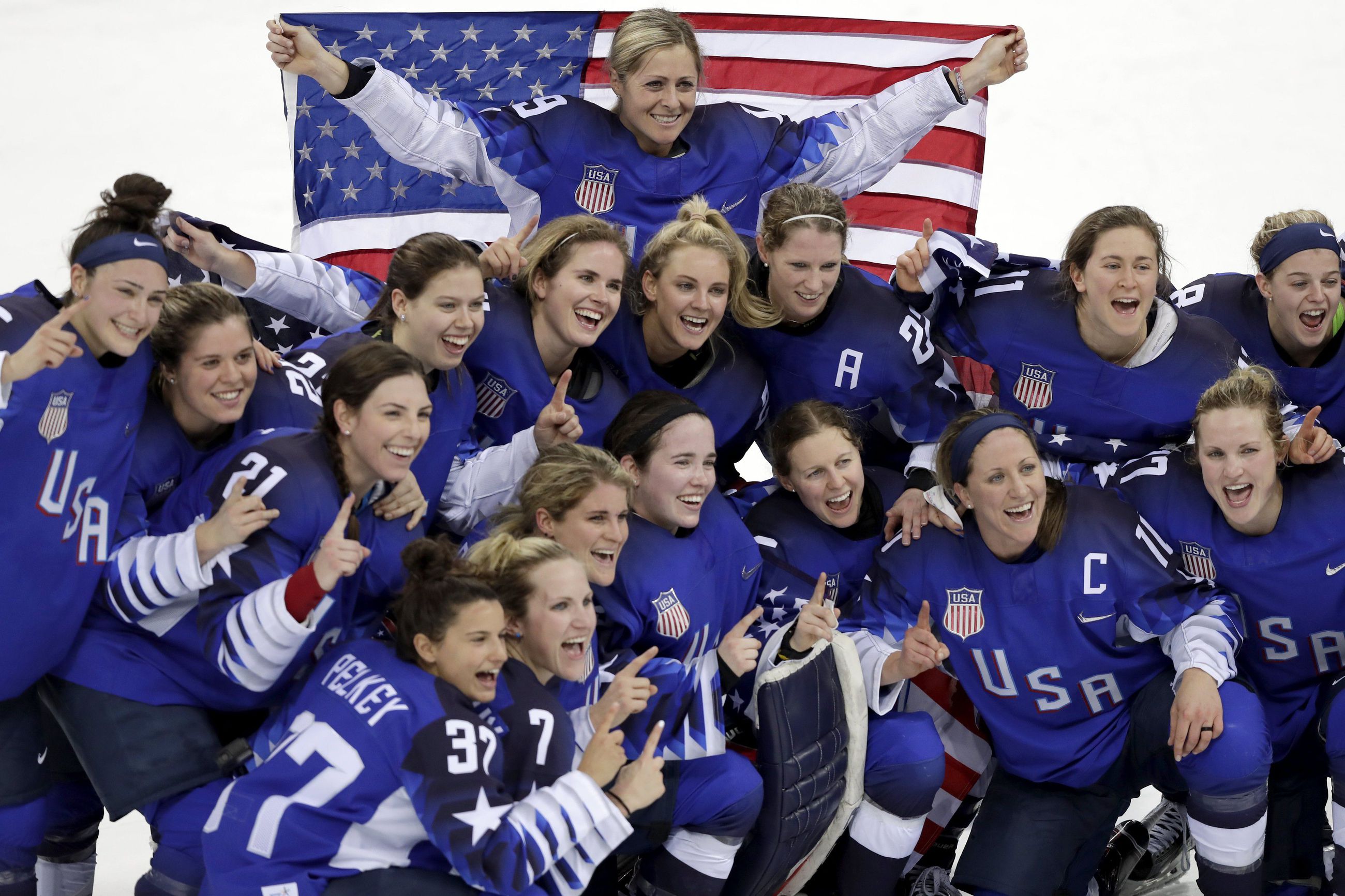 Женская сборная сша. Сборная США по хоккею женщины. Женская сборная США по хоккею с шайбой. Женская хоккейная команда США. Американская женская сборная по хоккею.