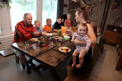 Erikoistutkija: suomalaiset voisivat syödä enemmän supikoiria ja variksia – Korkiakoskien 8 lasta ruokitaan riistalla lähes päivittäin