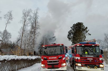 Kaksikerroksinen omakotitalo tuhoutui tulipalossa Lehmirannalla – "Nyt puretaan tätä koneellisesti, että savuttaminen saadaan loppumaan ja viimeisetkin pesäkkeet esille"