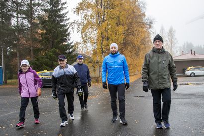 Tuomas Lohi johdatti lenkkeilijät vanhustenviikon aamureippailulle – kunnan toiseksi vanhin asukas Helvi sai myös kunnanjohtajan vieraakseen