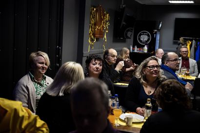 Vaalivalvojaisissa Oulussa koettiin tunteiden vuoristorataa: Jännitystä, riemua ja pettymystä