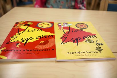 Viva España – Torniolainen Marja Alaperä jalosti espanjan kielen opiskeluun tarkoitetut pdf-tiedostot kahdeksi oppikirjaksi