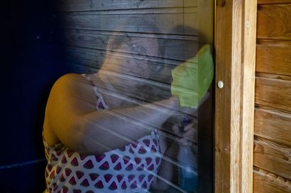 Oululainen Kati Alatalo on taistellut viikkoja uuden vuokra-asuntonsa surkean huonosta siivouksesta – tältä näyttää vessassa ja kylpyhuoneessa, vaikka siivousfirma on ne kolmesti puhdistanut
