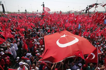 Turkin demokratiakokoontumisessa ainakin satojatuhansia ihmisiä