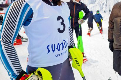 Santa Claus Ski Teamin Sonja Jaakola pujotteli Suomulla palkintopallille
