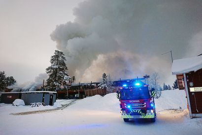 Suuri tulipalo tuhosi kauppakeskus Kuukkelin Saariselällä täysin – katto romahti ja pystyyn jäivät vain seinät, tutkinta kestää päiviä