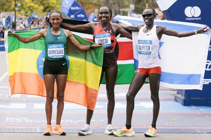 Kenian juoksijat juhlivat New Yorkin maratonilla