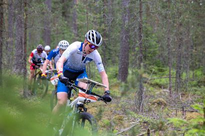 Samuel Pökälä juhli MM-kultaa Kuortaneelle - Suomella väkevä alku pyöräsuunnistuksessa