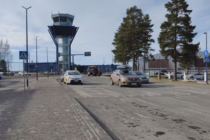 Kansanedustaja Olga Oinas-Panuma saapuu Pudasjärveltä Oulunsalon lentokentälle Ietin Rattaiden hinausauton kyydissä ja jatkaa matkaansa kohti Helsinkiä ja eduskuntaa.