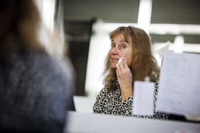 40 vuoden näyttelijänura huipentuu monologiin – Rovaniemen teatterin näyttelijä Outi Nevanlinna jää joulukuussa eläkkeelle
