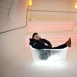 Kemin lumilinnassa on esillä suomalainen onni tänä talvena – onni voi olla esimerkiksi ammeessa saunassa istumista