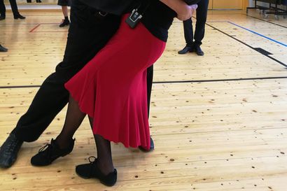 Tanssikurssille pääsee taas ilman paria – viikonloppuna tanssitaan Nilon koululla