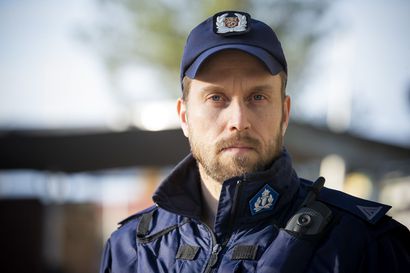 Oulun poliisilaitos harjoittelee Jokilaaksojen alueella näkyvästi ensi viikolla – osallistuvilla poliiseilla on päällä keltaiset huomioliivit