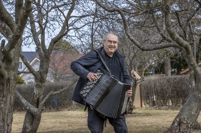 Oululainen harmonikkataiteilija Timo Kinnunen on ideoinut lukuisia erikoisia tapahtumia – Viitasaarella tänä kesänä 40 vuotta täyttävän nykymusiikkifestivaalin hän perusti vain 22-vuotiaana