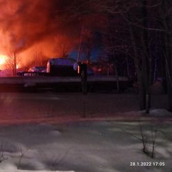 500 neliömetriä teollisuushallia tuhoutunut tulipalossa Kemijärvellä