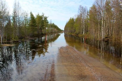 Kalevan tulvaseuranta: Kuusamon karhunkierros katkeaa tulvaveden vuoksi huomenna, Pudasjärvellä vesi katkaisee tien ensi viikolla