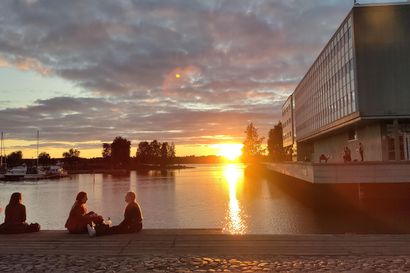 Mennyt kesä hehkuu elokuun lukijakuvassa – Taiteiden yön taivaalla Oulussa kurkkivat aurinko ja kuu