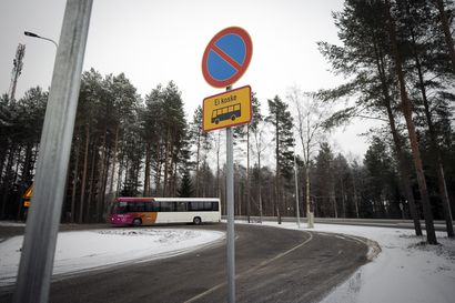 Kaleva sai vinkin Oulussa metsään tarpeitaan tekevistä bussikuskeista, taustalta löytyi valtakunnallinen ongelma – Kuljettaja: "On äärettömän nöyryyttävää, jos joutuu kyykkimään linja-auton renkaan takana"