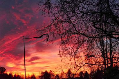 Auringonlasku hehkui punaisena Oulun seudulla – katso lukijoiden kuvia värikkäästä taivasmaisemasta