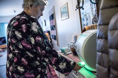Robotti tarjoilee Irman lääkkeet topakasti: ”Sen kyllä kuulee, kun se alkaa pompottaa”