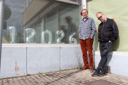Kuvataiteilijat Juha Allan Ekholm ja Jussi Valtakari kutsuvat väen lauantaina Tulevaisuuskaraokeen: "Koetaan, ja tehdään taidetta yhdessä"