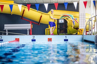Korona jäädytti lasten uimaopetuksen osassa kouluja – Tauolla on pitkäaikaisia vaikutuksia lasten uimataitoon