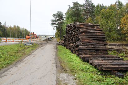 Kemin Pajusaaren vanha tehdasraide on pian purettu pois – uusi raideyhteys Metsä Groupin tehdasalueelle on paljon vanhaa turvallisempi, koska siinä ei ole risteävää liikennettä