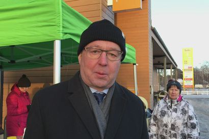 Elinkeinoministeri Mika Lintilä vihki Salvoksen uuden tehtaan
