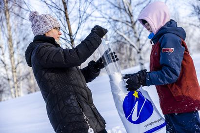"Tämähän on ihan helppoa!" – viidesluokkalaiset pääsivät kokeilemaan lumitutkimusta Ounasjoen rannalla