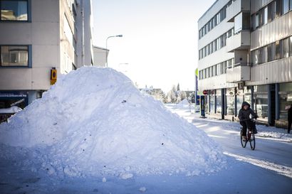 Pihoilta kerättyä lunta ei saa kipata Rovaniemellä minne sattuu – Kiinteistöt vastaavat lumen siirtokustannuksista, mutta lumen varastointi on ilmaista