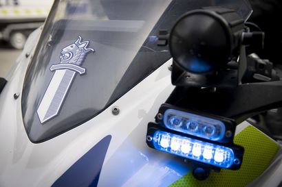 Hurja takaa-ajo Oulun Ritaharjussa – poliisi otti kiinni päiväkodin pihoilla ja pyöräteillä pakoon kaahanneen motocrosskuskin