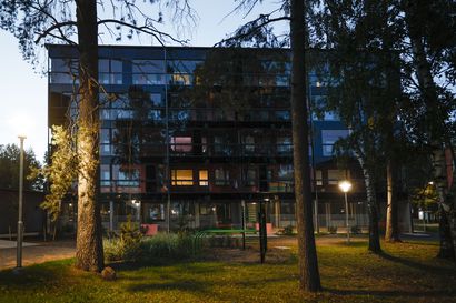 Oulussa seisoo uusia kerrostaloja, joissa on myymättä satoja asuntoja – Kysyimme asiantuntijoilta, uskaltaako tyhjyyttään humisevasta talosta ostaa itselleen asuntoa