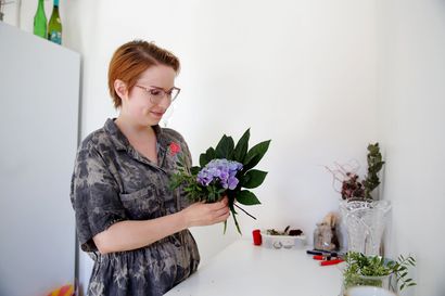 Oululainen Nadja Taivassalo pelastaa marketeista hävikkikukkia ja loihtii niistä uusia asetelmia – "Parhaimmillaan kimppu on mennyt kaupaksi viidessä minuutissa"