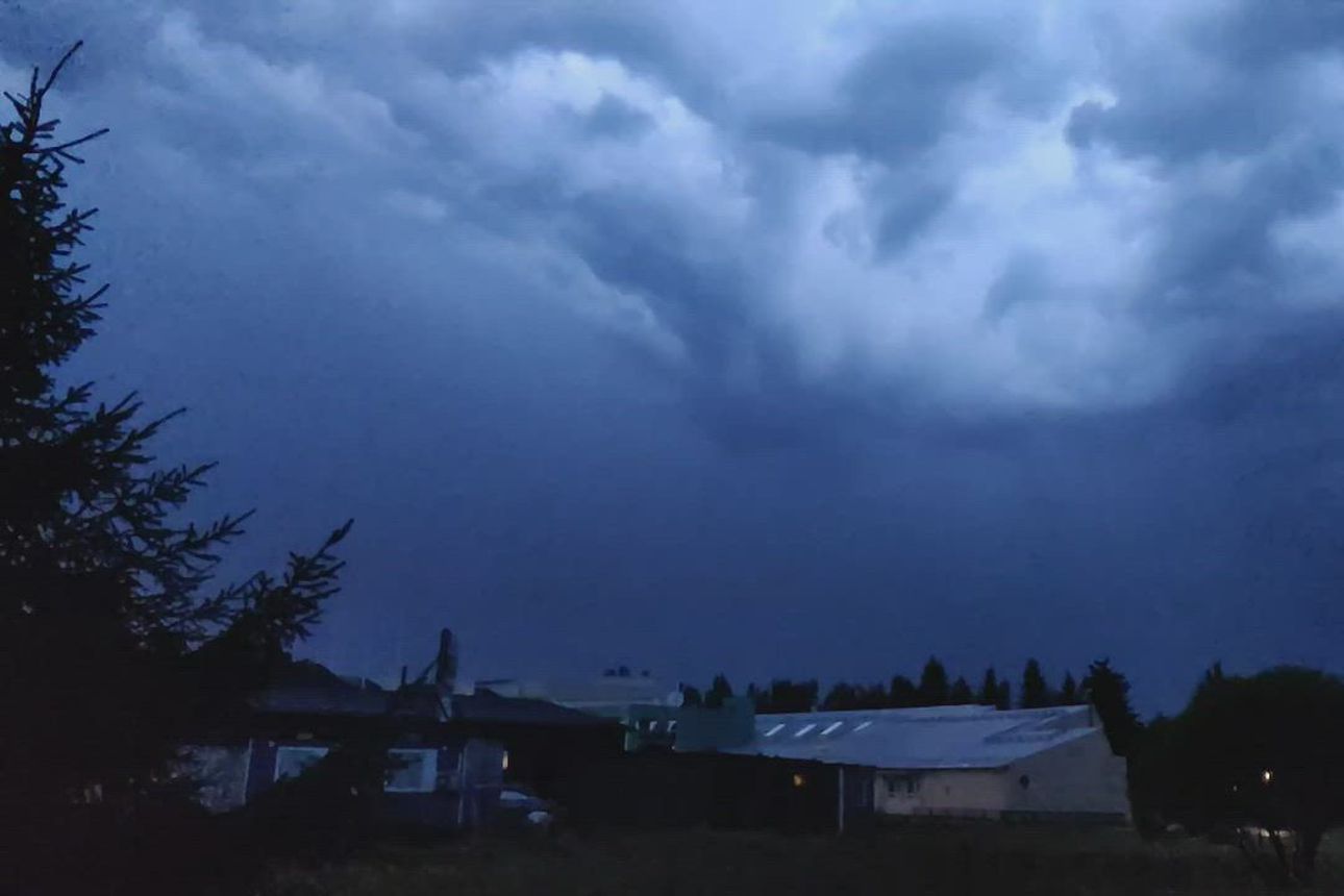 Hidastettua videokuvaa eilisestä ukkosmyrskystä Oulussa