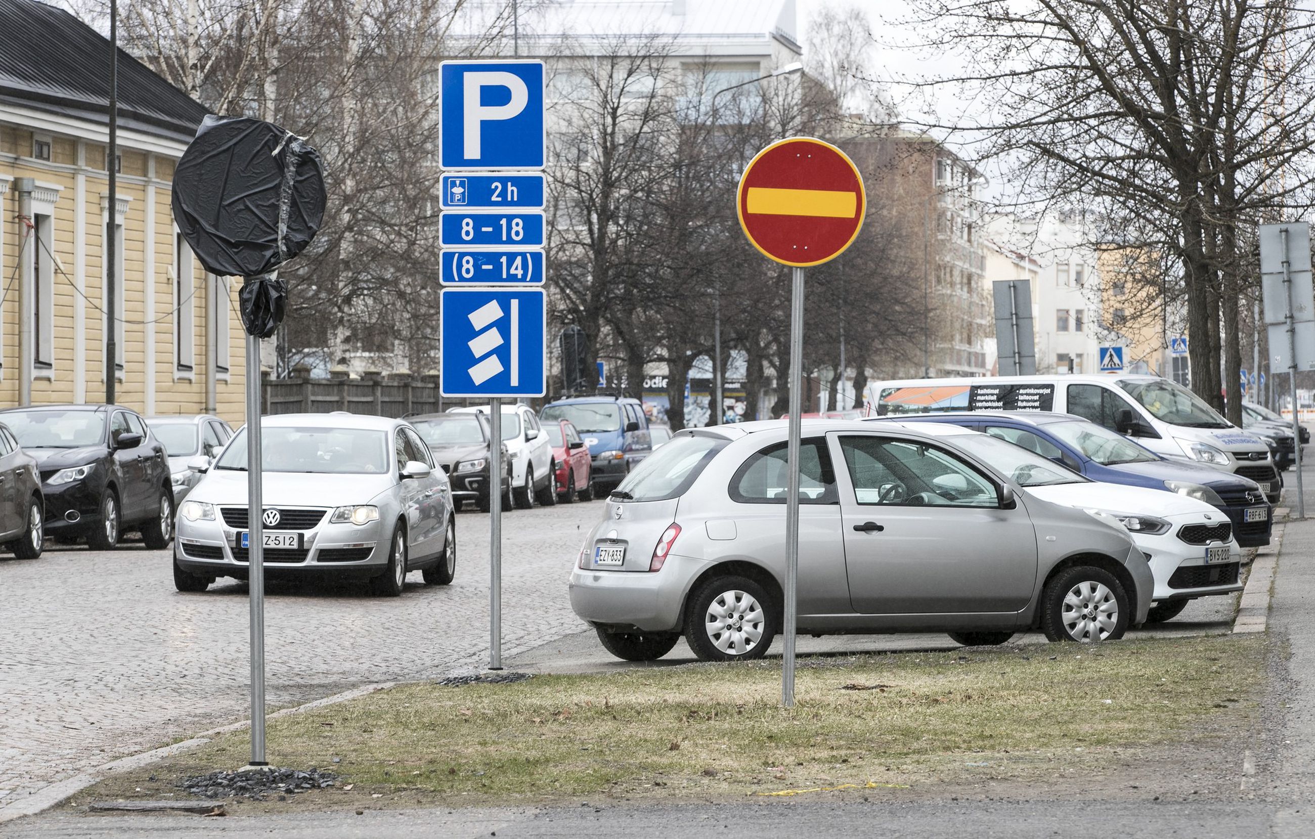 Isokatua ja Kirkkokatua saa ajaa Heinäpään päässä nyt kahteen suuntaan –  myös risteykset muuttuivat tasa-arvoisiksi | Kaleva