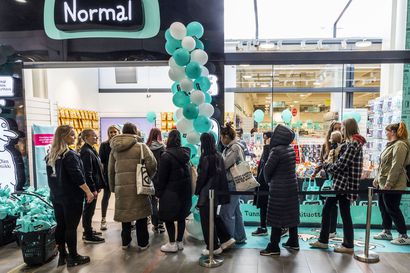 Normal-kaupan avajaiset muodostivat Revontuli-kauppakeskukseen Rovaniemellä satojen ihmisten jonon