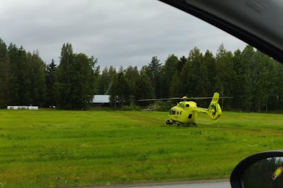 Moottoripyöräilijä loukkaantui rajussa ulosajossa Nelostiellä Rantsilassa – vietiin helikopterilla sairaalaan
